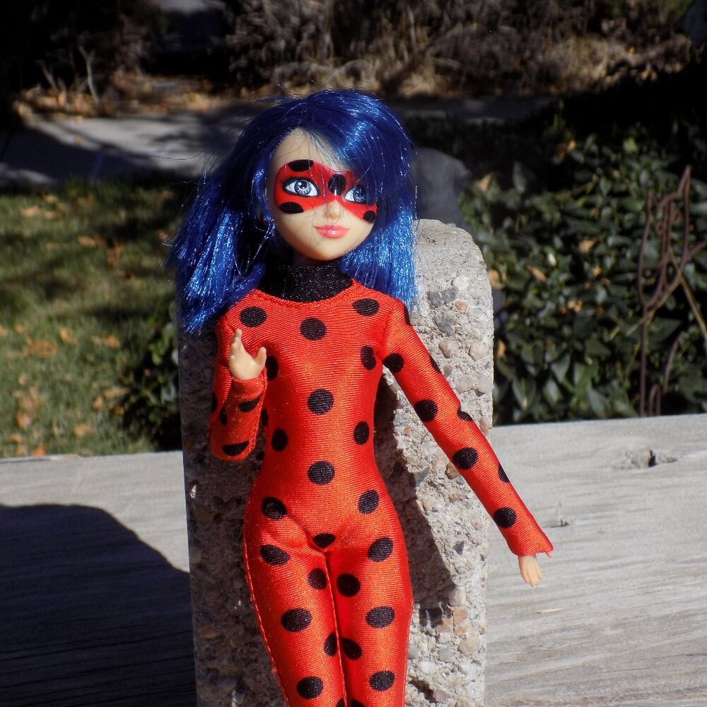 Miraculous: Tales of Ladybug & Cat Noir - LADYBUG Fashion Doll.
